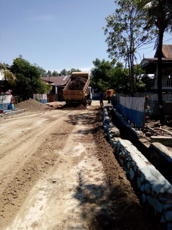 Proses penimbunan jalan yang lobang disepanjang jalan kampung kb bahari