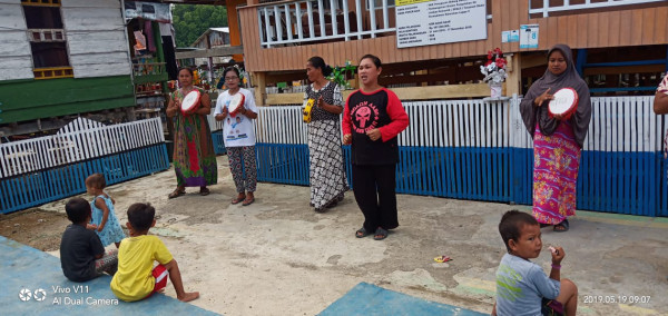 Latihan menyanyi qasidah oleh kelompok majelis taklim kampung kb bahari