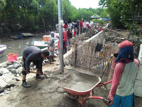 Pembuatan tambatan perahu nelayan kampung kb bahari