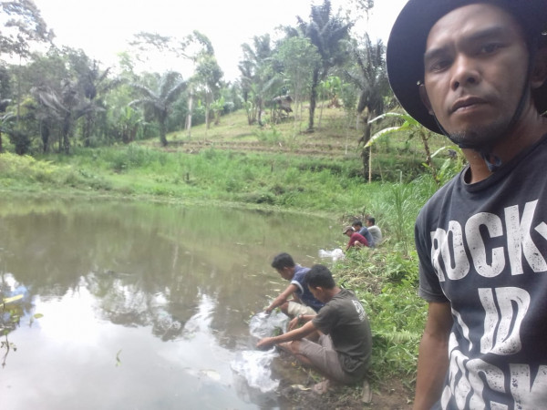 Penyerahan bibit ikan oleh dina Perikanan di kampung Kb bongki-bongki