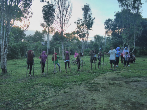 Anusiasme anak-anak Kampung KB Borong Ampirie bermain dongga-dongga