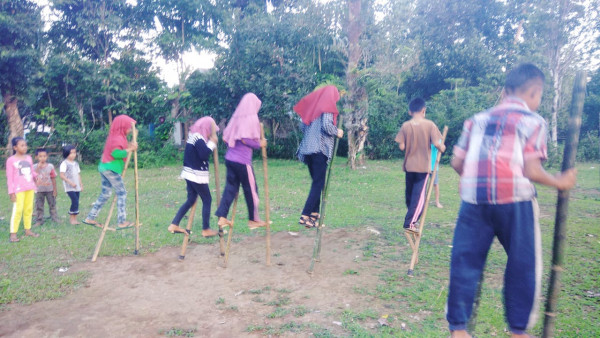 Kegembiraan anak-anak Kampung KB Borong Ampirie bermain tradisional
