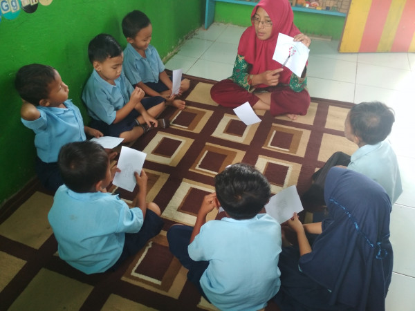 Pemaparan tentang tema buah rambutan oleh guru