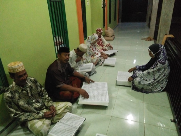 Magrib mengaji bagi Lansia