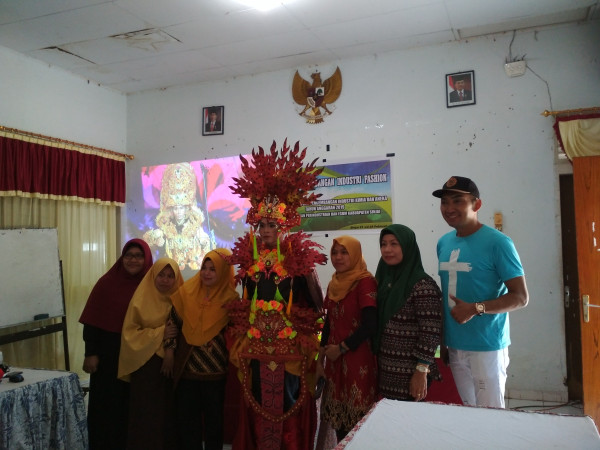 foto bersama model carnaval
