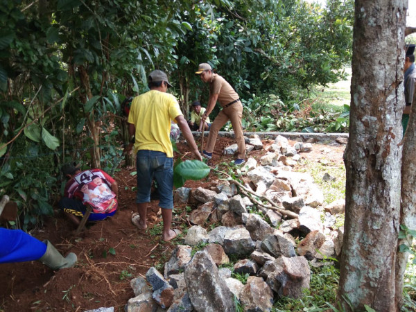 Gotong-royong Pembuatan pagar Mesjid Sumpang Ale