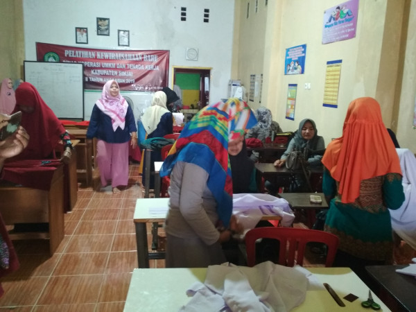 Praktek membuat seragam sekolah