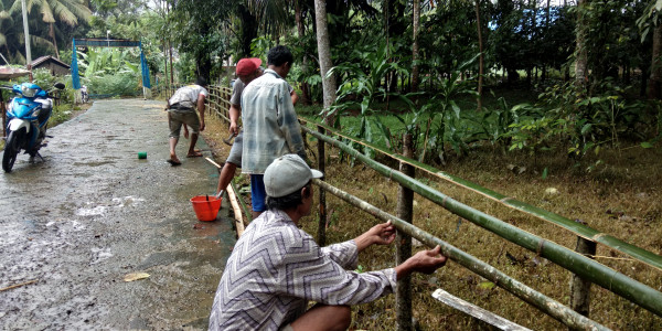 Kegiatan kerja bakti membuat pagar