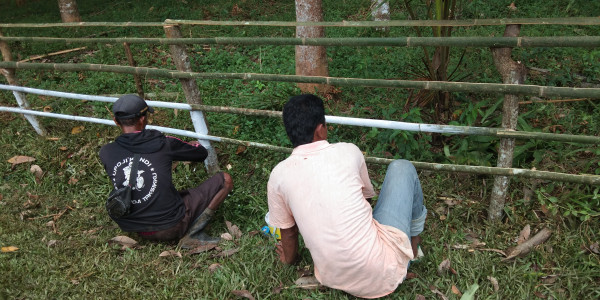 Kegiatan kerja bakti membuat pagar