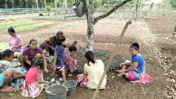 Gotong royong penanaman sayuran di pos gizi