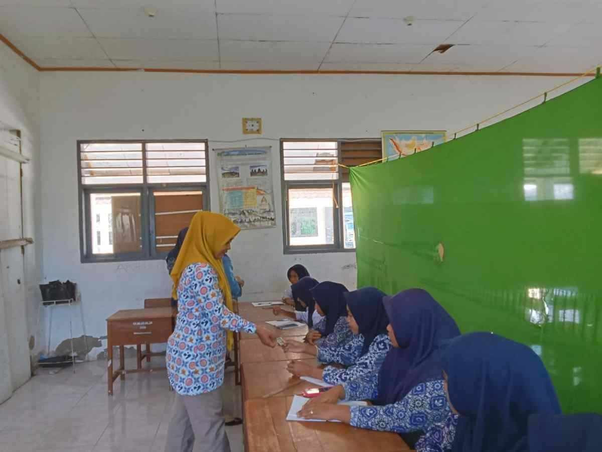 Pemberian tablet tambah darah bagi remaja putri dan ibu hamil