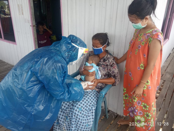 Kunjungan rumahPemberian imunisasi oleh bidan Desa Tupabbiring