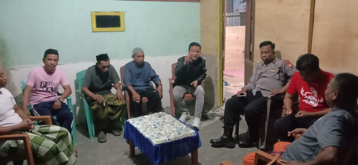 Silaturrahmi kapolsek, kanit dan Babinkantibmas dengan warga Dusun Rea - Rea Desa Tupabbiring terkait PILKADES