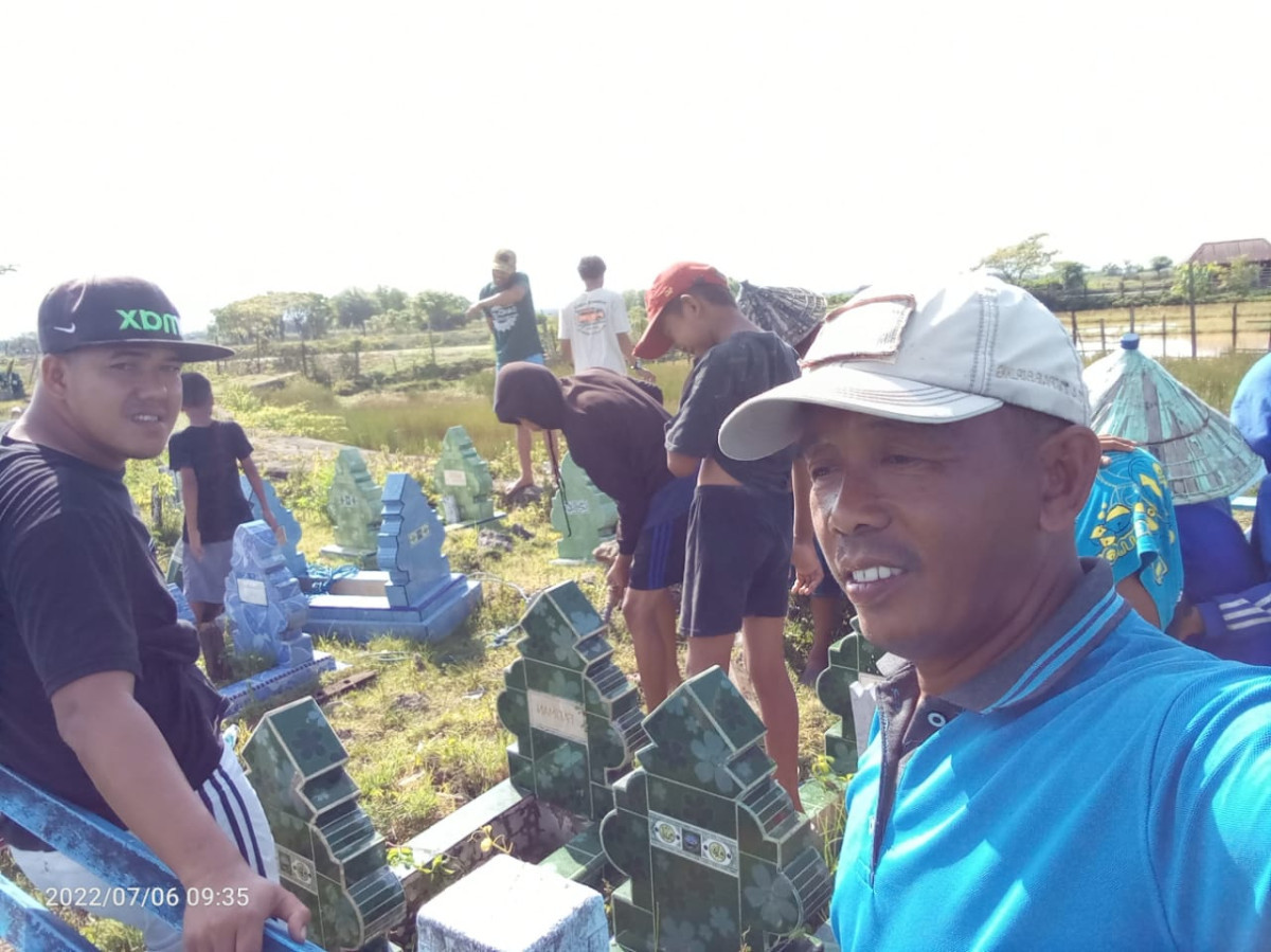 Kerja bakti bersihkan tempat pemakaman umum di Dusun Pandanga