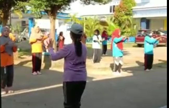 Olahraga Rutin Ibu- Ibu Kampung KB Desa Tupabbiring