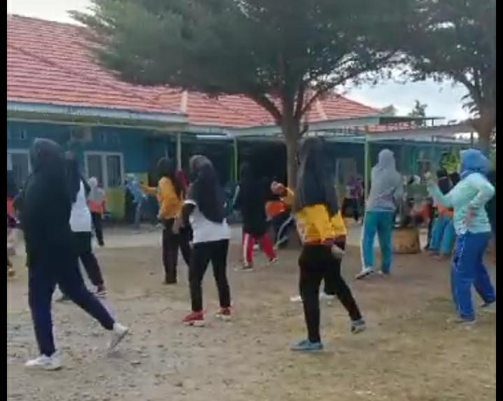 Olahraga Rutin Ibu- Ibu Kampung KB Desa Tupabbiring