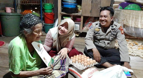 penyerahan bantuan berupa sembako