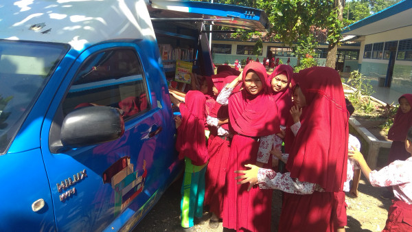 SISWA MEMILIH BAHAN BACAAN