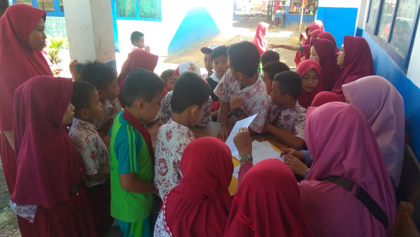 SISWA MELAKUKAN REGISTRASI