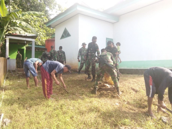 Kerja bakti bersama TNI