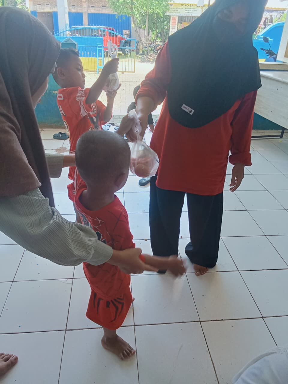 mengikuti kegiatan posyandu