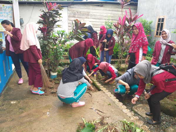 kerja bakti dikampung KB