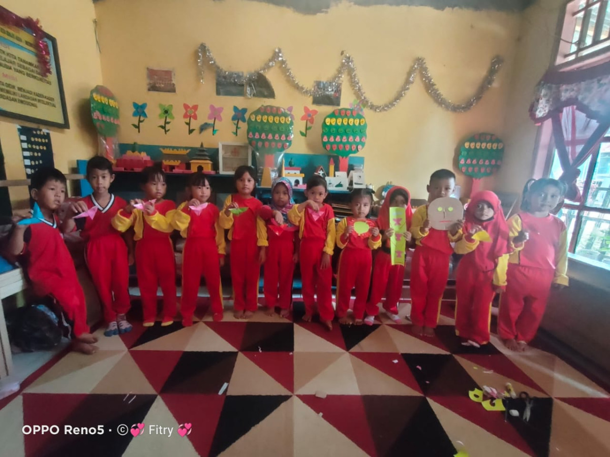 TK Baji’ Ada’ Berkreasi (Membuat Keterampilan)