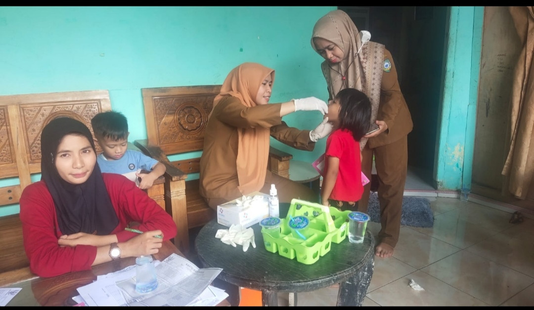 Pemberian pin polio tahap 1