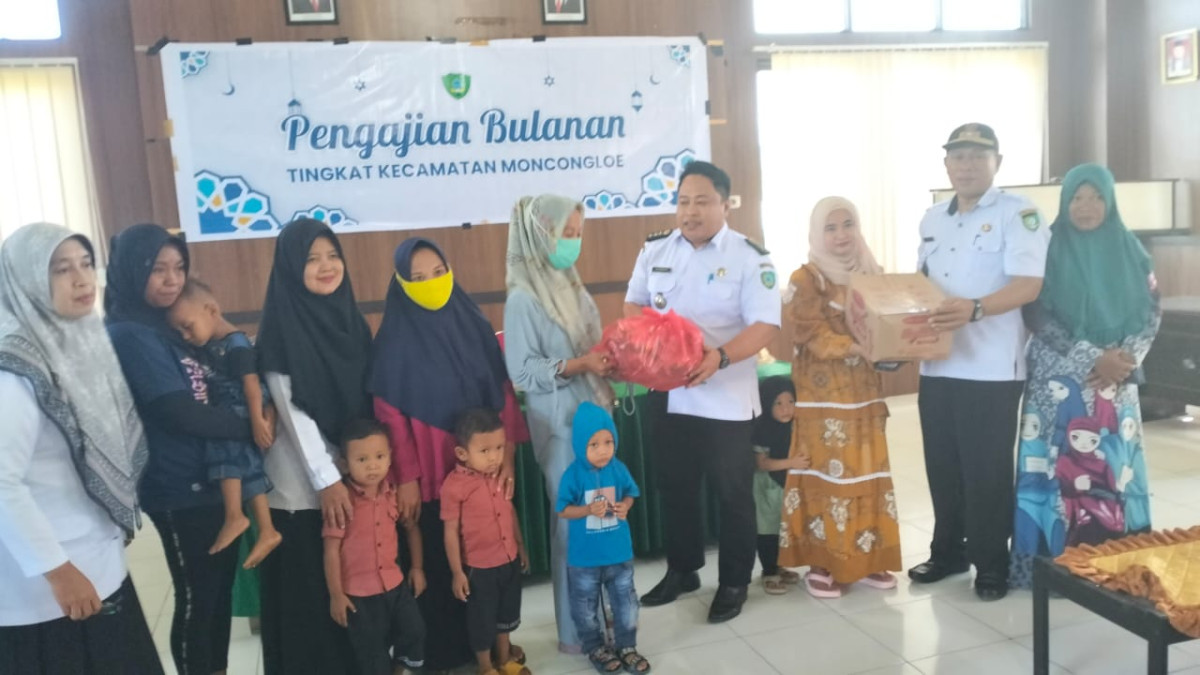 Penyerahan bantuan dari Dinas Pertanian untuk anak Resiko Stunting