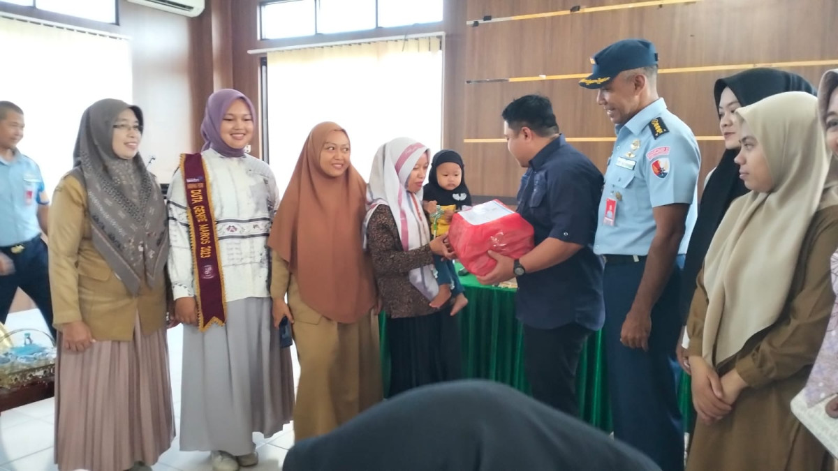 Pemberian bantuan BAAS (Bapak/Bunda Asuh Anak Stunting)