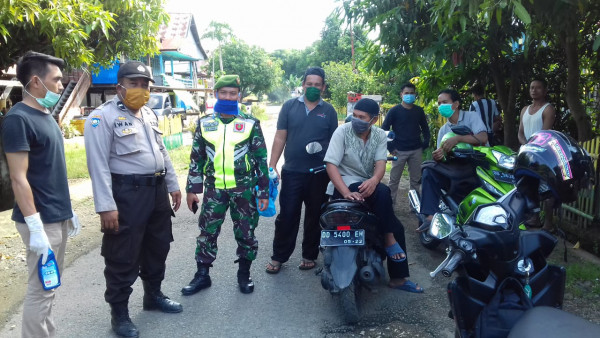 Kegiatan penyemprotan disinfektan di rumah masyarakat desa pitue