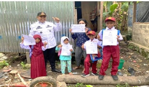 Pemberian bantuan pendidikan bagi anak usia sekolah yang berasal dari keluarga dengan status miskin