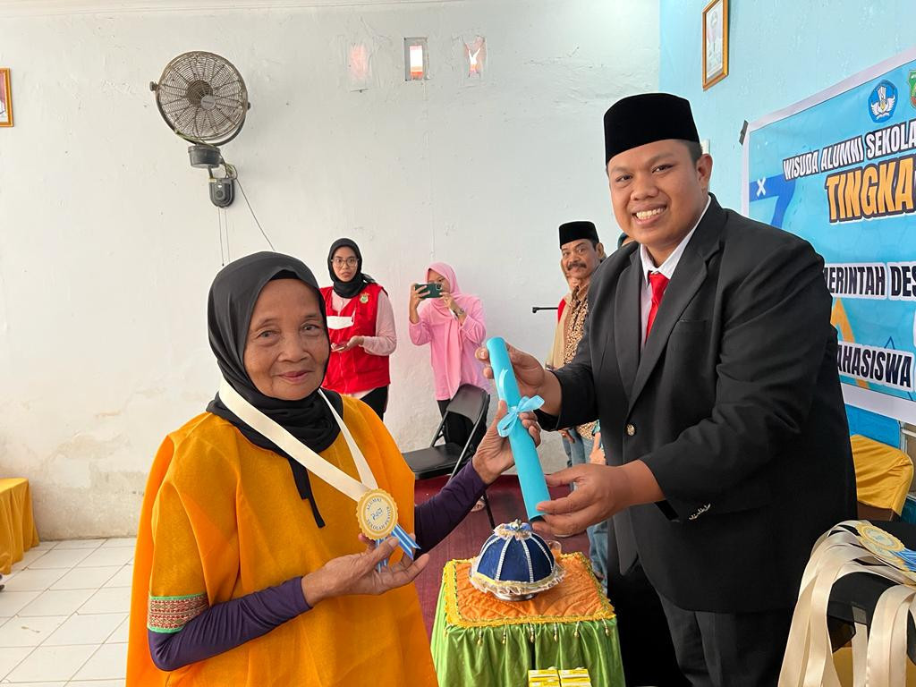 Wisuda Sekolah Lansia Pesisir