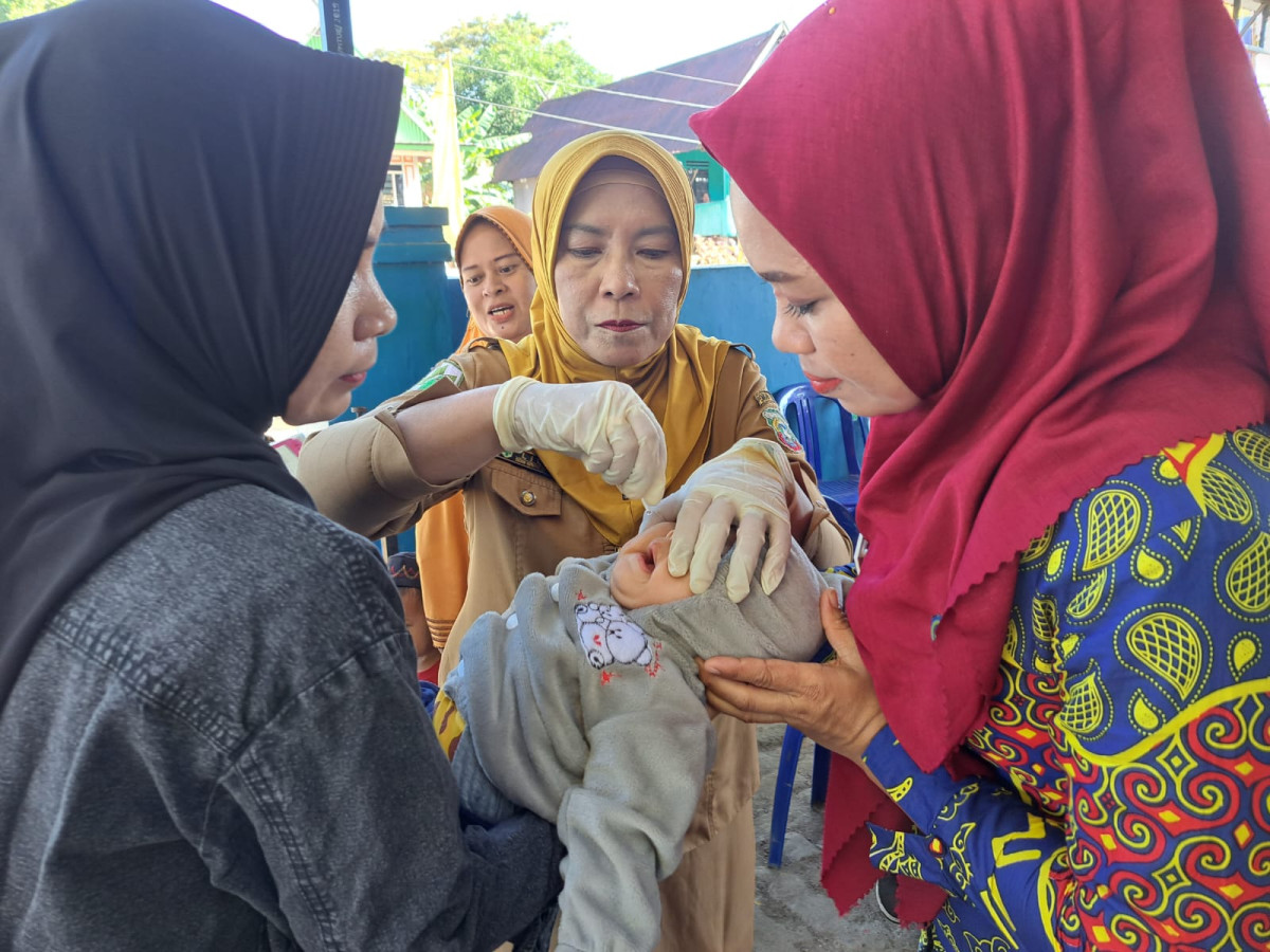 Pemberian PIN Polio Posyandu Melati Desa Pitue