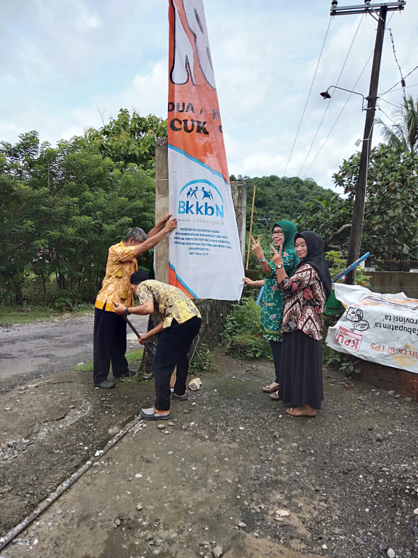 Bersama sekertaris dan staf  Desa Libureng Pemasangan Media KIE dan Advokasi