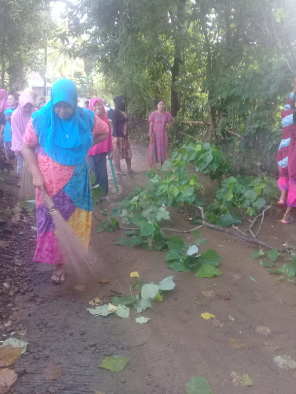 Para ibu dikampung KB melakukan kerja bakti