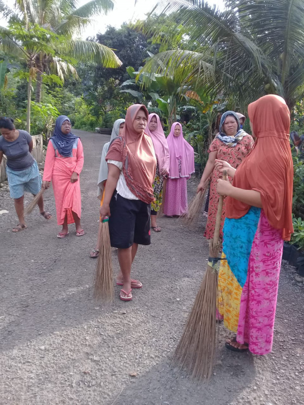 Melakukan kerja bakti lokasi kampung KB Dusun Panincong