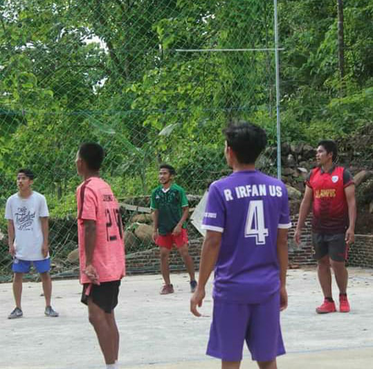 Para Pemuda antusias melakukan olah raga volley