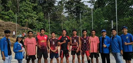 Melakukan olah raga bola volley dikampung KB