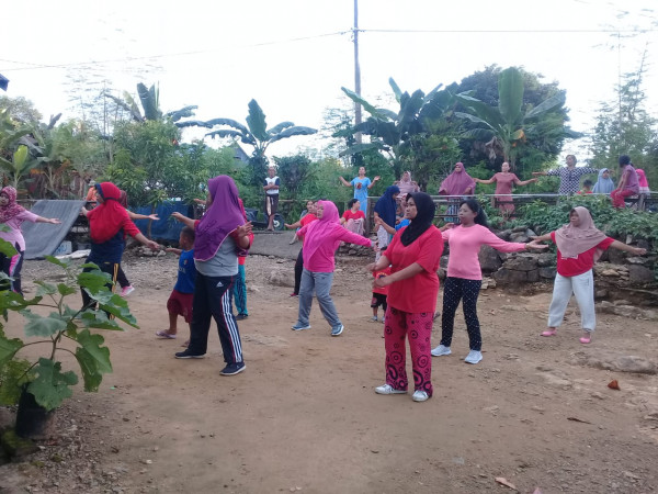 Para ibu lansia,remaja,anak antusias mengikuti senam