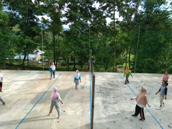 ibu wanita tani antusias melakukan latihan olahraga volly