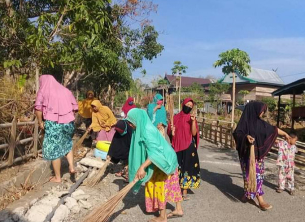 pembersihan jalanan oleh ibu klp wanita tani