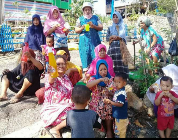 Setelah kerja bakti ibu2 semangat dan istrahat menikmati minuman