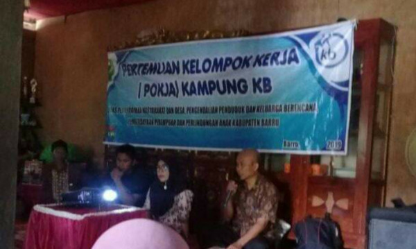 Sosialisasi Stunting oleh Kabid KB yang didamping petugas PKB Desa Libureng dan keua POkja kampung KB