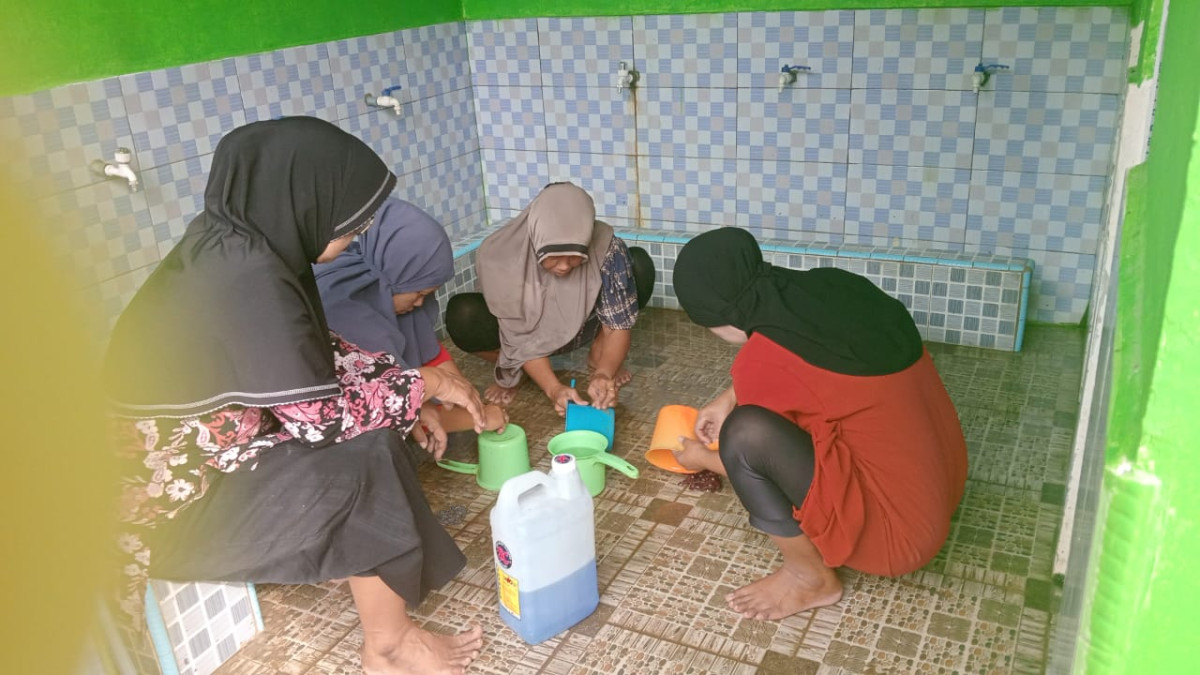 Kerja Bakti Membersihkan Masjid