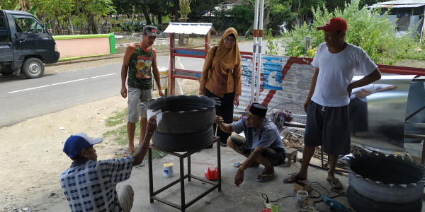 memantau pemanfaatan ban bekas di kampung KB 