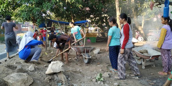 para remaja bersama Ibu ibu setempat dan PLKB tengah bekerjasama melakukan pembersihan lokasi rumah dataku