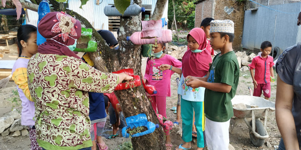 penanaman bunga gantung pada pot plastik din lokasi rumah dataku