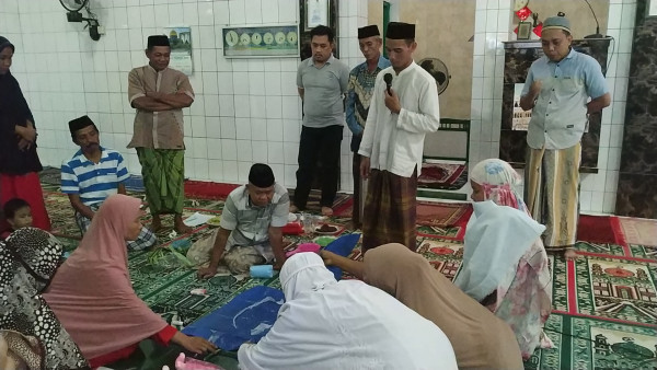 peserta mulai mempraktikkan penatalaksanaan jenazah