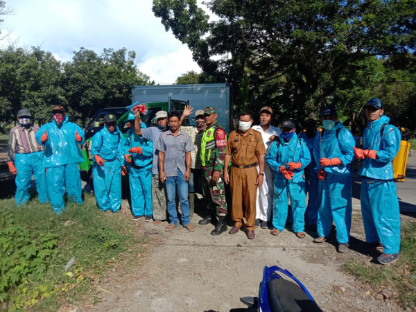 Foto bersama sebelum berangkat menyemprot di sejumlah fasilitas umum 